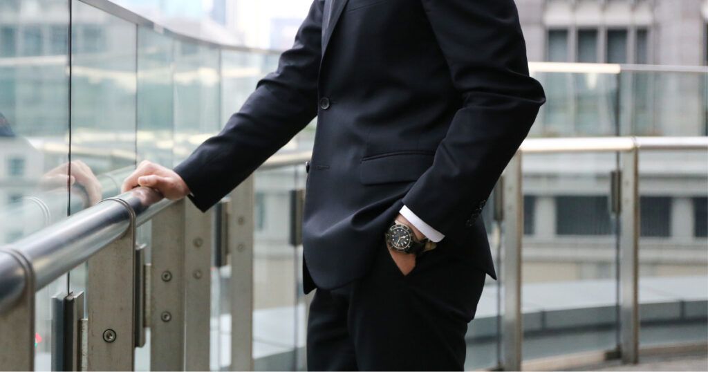 チューダーを付けた男性が外を見ている画像