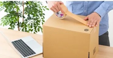 段ボールに梱包している様子